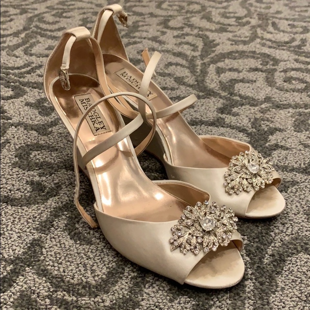 Gorgeous Badgley Mischka Cream Satin Wedge